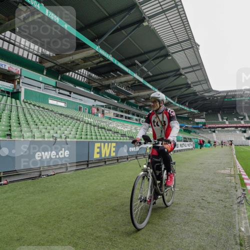 05.10.2025 - 20. swb-Marathon Bremen Michael Burmester http://msf.ph/oto/9228236 05.10.2025 12:29:06 Laufen im Stadion 18, 62, 632, 733, 742, 871, 940, 1688, 2179, 2253, 1249 meine-sportfotos.de
