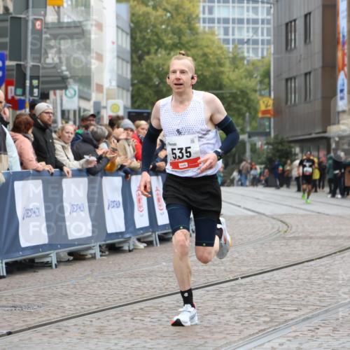 05.10.2025 - 20. swb-Marathon Bremen Strokosch-Dieckow http://msf.ph/oto/9228240 05.10.2025 12:25:54 Ziel 535 meine-sportfotos.de