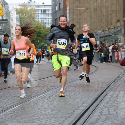 05.10.2025 - 20. swb-Marathon Bremen Strokosch-Dieckow http://msf.ph/oto/9228245 05.10.2025 10:50:28 Ziel 9267, 9299, 9337, 9986, 10066, 10199, 10251, 10537, 10638, 11239, 11241, 11254, 11298, 11344, 11466, 11531, 11660, 11740 meine-sportfotos.de