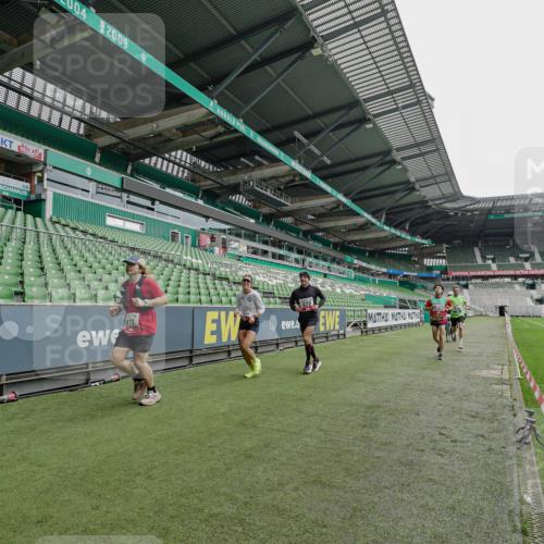 05.10.2025 - 20. swb-Marathon Bremen Michael Burmester http://msf.ph/oto/9228246 05.10.2025 12:29:19 Laufen im Stadion 17, 18, 632, 733, 742, 871, 940, 1063, 1688, 2253, 7751, 62, 2179 meine-sportfotos.de