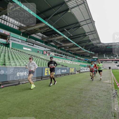 05.10.2025 - 20. swb-Marathon Bremen Michael Burmester http://msf.ph/oto/9228252 05.10.2025 12:29:20 Laufen im Stadion 17, 18, 632, 733, 742, 871, 940, 1063, 1688, 2253, 7751, 62, 2179 meine-sportfotos.de