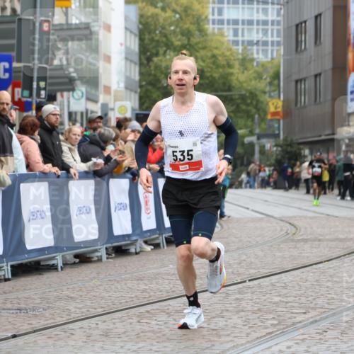05.10.2025 - 20. swb-Marathon Bremen Strokosch-Dieckow http://msf.ph/oto/9228256 05.10.2025 12:25:54 Ziel 535 meine-sportfotos.de
