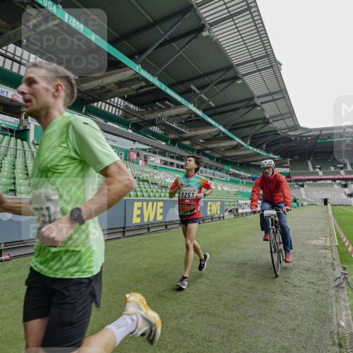 05.10.2025 - 20. swb-Marathon Bremen Michael Burmester http://msf.ph/oto/9228265 05.10.2025 12:29:22 Laufen im Stadion 17, 18, 632, 733, 742, 871, 940, 1063, 1688, 2253, 7751, 62, 2179 meine-sportfotos.de