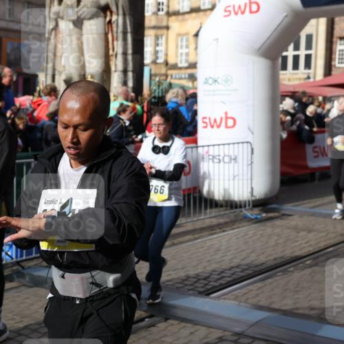 05.10.2025 - 20. swb-Marathon Bremen Yannick Fuchs http://msf.ph/oto/9228266 05.10.2025 10:58:44 Ziel 7163, 9359, 9430, 9472, 9529, 9714, 9766, 9913, 10049, 10055, 10261, 10285, 10408, 10513, 10527, 10936, 10988, 11078 meine-sportfotos.de