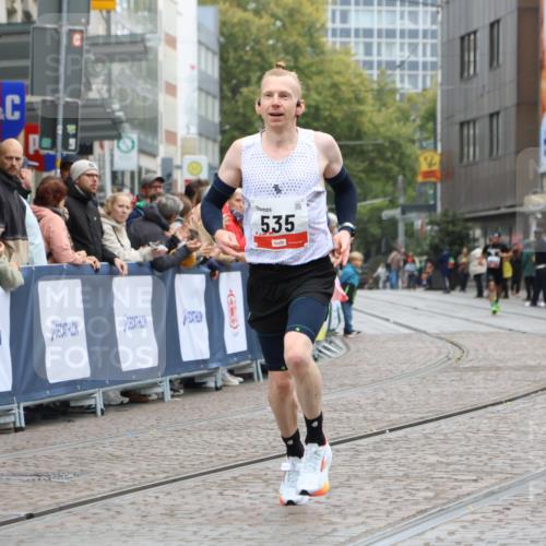 05.10.2025 - 20. swb-Marathon Bremen Strokosch-Dieckow http://msf.ph/oto/9228269 05.10.2025 12:25:54 Ziel 535 meine-sportfotos.de