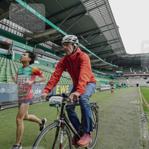 05.10.2025 - 20. swb-Marathon Bremen Michael Burmester http://msf.ph/oto/9228274 05.10.2025 12:29:22 Laufen im Stadion 17, 18, 632, 733, 742, 871, 940, 1063, 1688, 2253, 7751, 62, 2179 meine-sportfotos.de