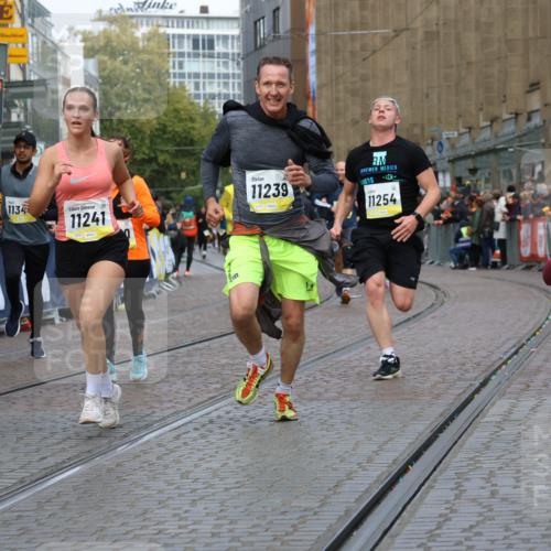05.10.2025 - 20. swb-Marathon Bremen Strokosch-Dieckow http://msf.ph/oto/9228280 05.10.2025 10:50:28 Ziel 9267, 9299, 9337, 9986, 10066, 10199, 10251, 10537, 10638, 11239, 11241, 11254, 11298, 11344, 11466, 11531, 11660, 11740 meine-sportfotos.de