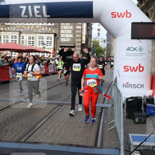 05.10.2025 - 20. swb-Marathon Bremen Yannick Fuchs http://msf.ph/oto/9228285 05.10.2025 11:01:43 Ziel 7908, 9278, 9286, 9322, 9371, 9432, 10026, 10030, 10056, 10157, 10324, 10336, 10562, 11223, 11463, 11493, 11732, 11733 meine-sportfotos.de