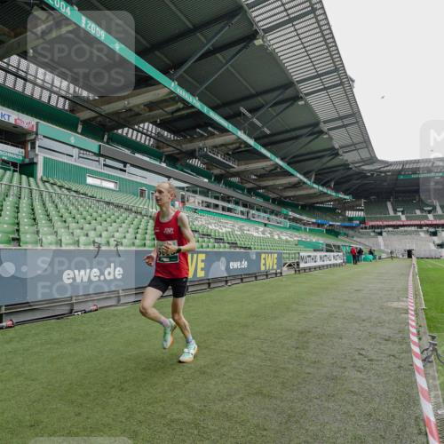 05.10.2025 - 20. swb-Marathon Bremen Michael Burmester http://msf.ph/oto/9228291 05.10.2025 12:30:06 Laufen im Stadion 17, 1063, 5060, 7751, 18, 632, 742, 871, 2253 meine-sportfotos.de