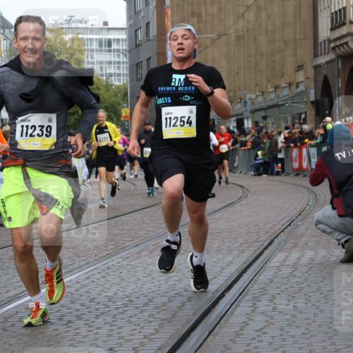 05.10.2025 - 20. swb-Marathon Bremen Strokosch-Dieckow http://msf.ph/oto/9228297 05.10.2025 10:50:29 Ziel 9267, 9299, 9337, 9986, 10066, 10199, 10251, 10638, 11239, 11241, 11254, 11298, 11344, 11466, 11531, 11660, 11740 meine-sportfotos.de