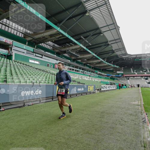 05.10.2025 - 20. swb-Marathon Bremen Michael Burmester http://msf.ph/oto/9228300 05.10.2025 12:30:23 Laufen im Stadion 618, 999, 5060, 17, 742, 1063, 7751 meine-sportfotos.de