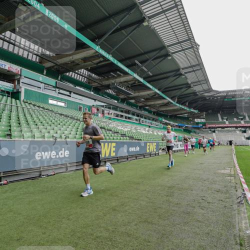 05.10.2025 - 20. swb-Marathon Bremen Michael Burmester http://msf.ph/oto/9228305 05.10.2025 12:30:36 Laufen im Stadion 419, 426, 603, 618, 999, 1565, 1647, 2056, 2133, 5060, 7751 meine-sportfotos.de