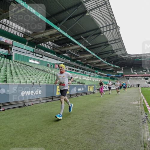 05.10.2025 - 20. swb-Marathon Bremen Michael Burmester http://msf.ph/oto/9228309 05.10.2025 12:30:38 Laufen im Stadion 419, 426, 603, 618, 999, 1565, 1647, 2056, 2133, 5060, 7751 meine-sportfotos.de
