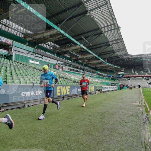 05.10.2025 - 20. swb-Marathon Bremen Michael Burmester http://msf.ph/oto/9228338 05.10.2025 12:30:44 Laufen im Stadion 419, 426, 603, 618, 999, 1293, 1565, 1647, 2056, 2133, 5060 meine-sportfotos.de