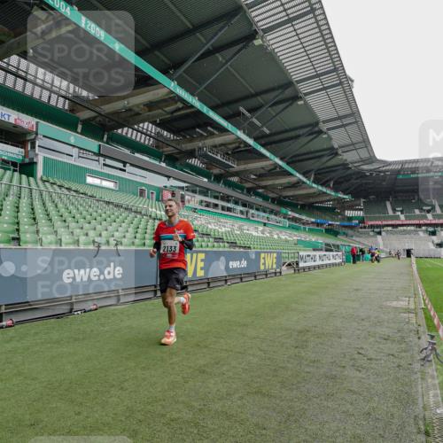 05.10.2025 - 20. swb-Marathon Bremen Michael Burmester http://msf.ph/oto/9228344 05.10.2025 12:30:45 Laufen im Stadion 419, 426, 603, 618, 999, 1293, 1565, 1647, 2056, 2133, 5060 meine-sportfotos.de