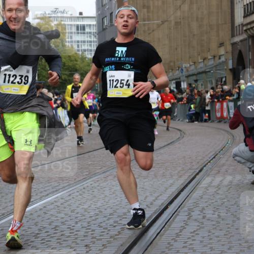 05.10.2025 - 20. swb-Marathon Bremen Strokosch-Dieckow http://msf.ph/oto/9228349 05.10.2025 10:50:29 Ziel 9267, 9299, 9337, 9986, 10066, 10199, 10251, 10638, 11239, 11241, 11254, 11298, 11344, 11466, 11531, 11660, 11740 meine-sportfotos.de