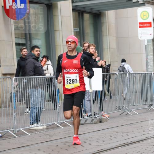 05.10.2025 - 20. swb-Marathon Bremen Strokosch-Dieckow http://msf.ph/oto/9228354 05.10.2025 10:31:35 Ziel 9291, 11201, 9291, 11201 meine-sportfotos.de