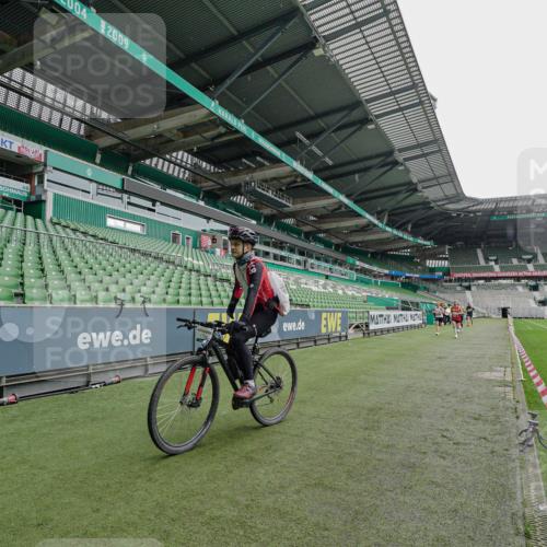 05.10.2025 - 20. swb-Marathon Bremen Michael Burmester http://msf.ph/oto/9228356 05.10.2025 12:30:59 Laufen im Stadion 6, 8, 419, 426, 603, 618, 999, 1293, 1565, 1647, 1814, 2056, 2133, 5060, 9110 meine-sportfotos.de