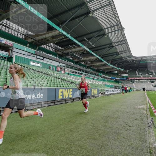 05.10.2025 - 20. swb-Marathon Bremen Michael Burmester http://msf.ph/oto/9228368 05.10.2025 12:31:04 Laufen im Stadion 6, 8, 419, 426, 603, 618, 999, 1293, 1565, 1647, 1814, 2056, 2133, 9110, 5060 meine-sportfotos.de
