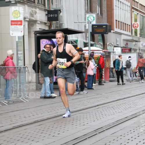 05.10.2025 - 20. swb-Marathon Bremen Strokosch-Dieckow http://msf.ph/oto/9228377 05.10.2025 10:31:47 Ziel 11201, 11201 meine-sportfotos.de