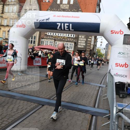 05.10.2025 - 20. swb-Marathon Bremen Yannick Fuchs http://msf.ph/oto/9228382 05.10.2025 11:01:46 Ziel 9269, 9278, 9322, 9432, 9782, 10026, 10030, 10056, 10324, 10562, 11223, 11463, 11493, 11732, 11733 meine-sportfotos.de