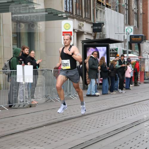 05.10.2025 - 20. swb-Marathon Bremen Strokosch-Dieckow http://msf.ph/oto/9228384 05.10.2025 10:31:48 Ziel 11201, 11201 meine-sportfotos.de