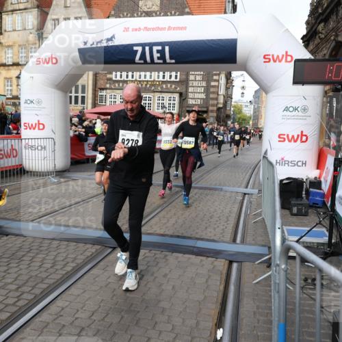 05.10.2025 - 20. swb-Marathon Bremen Yannick Fuchs http://msf.ph/oto/9228388 05.10.2025 11:01:46 Ziel 9269, 9278, 9322, 9432, 9782, 10026, 10030, 10056, 10324, 10562, 11223, 11463, 11493, 11732, 11733 meine-sportfotos.de