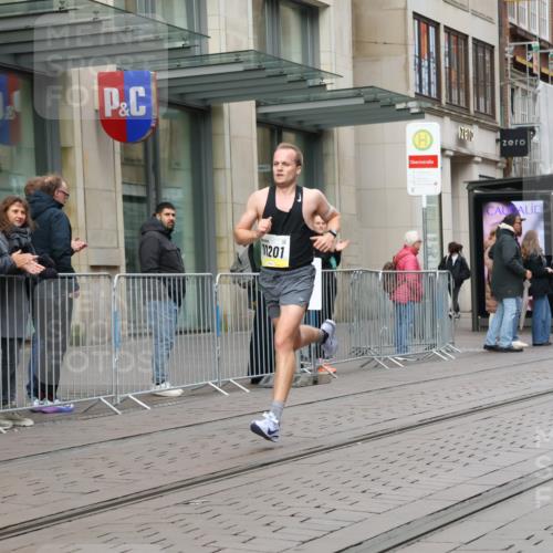 05.10.2025 - 20. swb-Marathon Bremen Strokosch-Dieckow http://msf.ph/oto/9228390 05.10.2025 10:31:48 Ziel 11201, 11201 meine-sportfotos.de