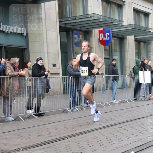 05.10.2025 - 20. swb-Marathon Bremen Strokosch-Dieckow http://msf.ph/oto/9228395 05.10.2025 10:31:49 Ziel 11201, 11201 meine-sportfotos.de