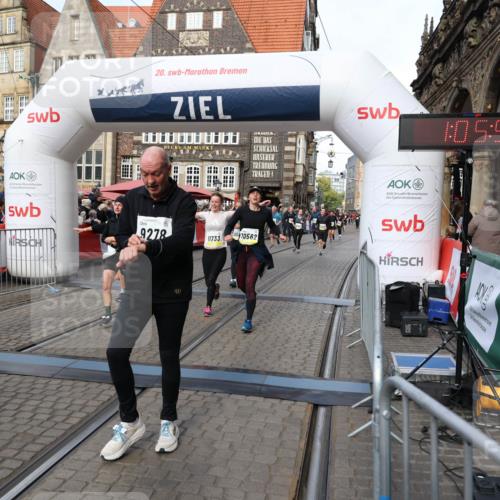 05.10.2025 - 20. swb-Marathon Bremen Yannick Fuchs http://msf.ph/oto/9228401 05.10.2025 11:01:46 Ziel 9269, 9278, 9322, 9432, 9782, 10026, 10030, 10056, 10324, 10562, 11223, 11463, 11493, 11732, 11733 meine-sportfotos.de