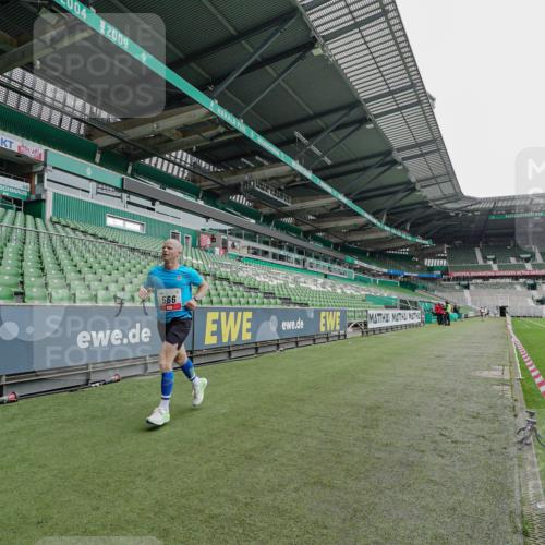 05.10.2025 - 20. swb-Marathon Bremen Michael Burmester http://msf.ph/oto/9228402 05.10.2025 12:31:40 Laufen im Stadion 6, 8, 566, 938, 1293, 1814, 2054, 9110, 419, 426, 603, 999, 1565, 1647, 2056, 2133 meine-sportfotos.de