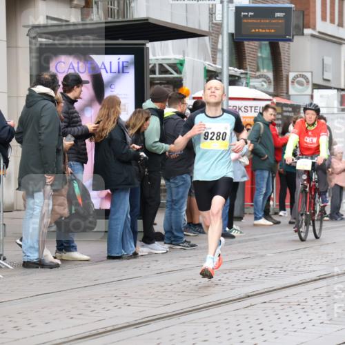 05.10.2025 - 20. swb-Marathon Bremen Strokosch-Dieckow http://msf.ph/oto/9228414 05.10.2025 10:32:21 Ziel 9280, 9996, 11730, 9280, 9996, 11730 meine-sportfotos.de