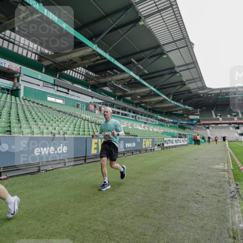 05.10.2025 - 20. swb-Marathon Bremen Michael Burmester http://msf.ph/oto/9228415 05.10.2025 12:32:17 Laufen im Stadion 141, 566, 569, 664, 908, 938, 1093, 1665, 2054, 6, 8, 9110 meine-sportfotos.de
