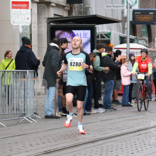 05.10.2025 - 20. swb-Marathon Bremen Strokosch-Dieckow http://msf.ph/oto/9228419 05.10.2025 10:32:22 Ziel 9280, 9996, 11730, 9280, 9996, 11730 meine-sportfotos.de