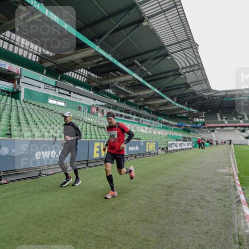 05.10.2025 - 20. swb-Marathon Bremen Michael Burmester http://msf.ph/oto/9228424 05.10.2025 12:32:29 Laufen im Stadion 141, 569, 650, 664, 908, 938, 1093, 1665, 2033, 566, 2054 meine-sportfotos.de