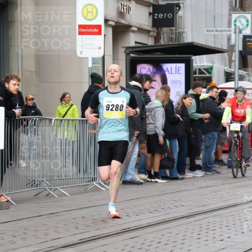 05.10.2025 - 20. swb-Marathon Bremen Strokosch-Dieckow http://msf.ph/oto/9228430 05.10.2025 10:32:23 Ziel 9280, 9996, 11730, 9280, 9996, 11730 meine-sportfotos.de