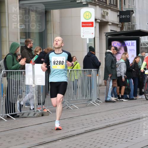 05.10.2025 - 20. swb-Marathon Bremen Strokosch-Dieckow http://msf.ph/oto/9228435 05.10.2025 10:32:23 Ziel 9280, 9996, 11730, 9280, 9996, 11730 meine-sportfotos.de