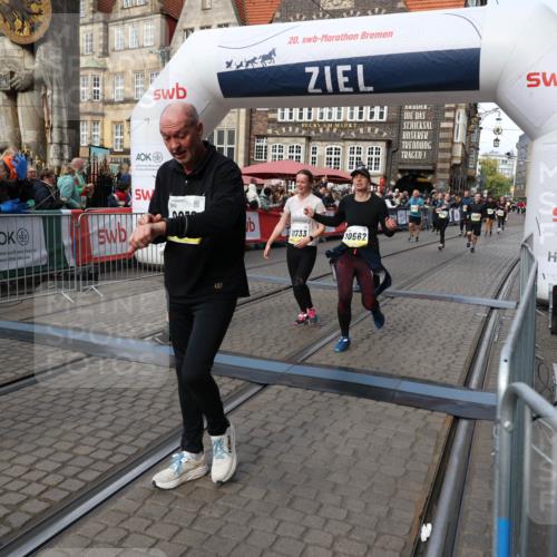 05.10.2025 - 20. swb-Marathon Bremen Yannick Fuchs http://msf.ph/oto/9228437 05.10.2025 11:01:47 Ziel 9269, 9278, 9294, 9322, 9432, 9782, 10026, 10030, 10056, 10324, 10370, 10562, 11223, 11463, 11732, 11733 meine-sportfotos.de