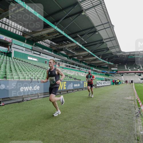 05.10.2025 - 20. swb-Marathon Bremen Michael Burmester http://msf.ph/oto/9228438 05.10.2025 12:32:37 Laufen im Stadion 141, 569, 650, 664, 746, 908, 938, 1093, 1494, 1665, 2033, 2682, 566, 2054 meine-sportfotos.de