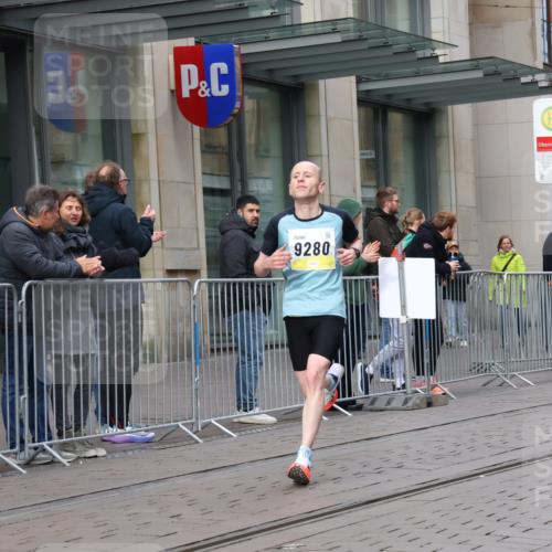 05.10.2025 - 20. swb-Marathon Bremen Strokosch-Dieckow http://msf.ph/oto/9228442 05.10.2025 10:32:24 Ziel 9280, 9996, 11730, 9280, 9996, 11730 meine-sportfotos.de