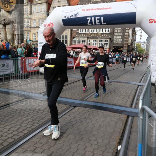 05.10.2025 - 20. swb-Marathon Bremen Yannick Fuchs http://msf.ph/oto/9228444 05.10.2025 11:01:47 Ziel 9269, 9278, 9294, 9322, 9432, 9782, 10026, 10030, 10056, 10324, 10370, 10562, 11223, 11463, 11732, 11733 meine-sportfotos.de