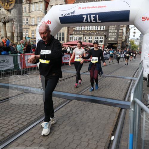 05.10.2025 - 20. swb-Marathon Bremen Yannick Fuchs http://msf.ph/oto/9228450 05.10.2025 11:01:47 Ziel 9269, 9278, 9294, 9322, 9432, 9782, 10026, 10030, 10056, 10324, 10370, 10562, 11223, 11463, 11732, 11733 meine-sportfotos.de