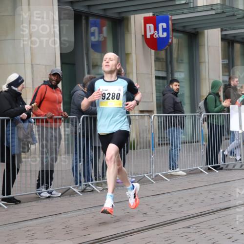 05.10.2025 - 20. swb-Marathon Bremen Strokosch-Dieckow http://msf.ph/oto/9228451 05.10.2025 10:32:24 Ziel 9280, 9996, 11730, 9280, 9996, 11730 meine-sportfotos.de