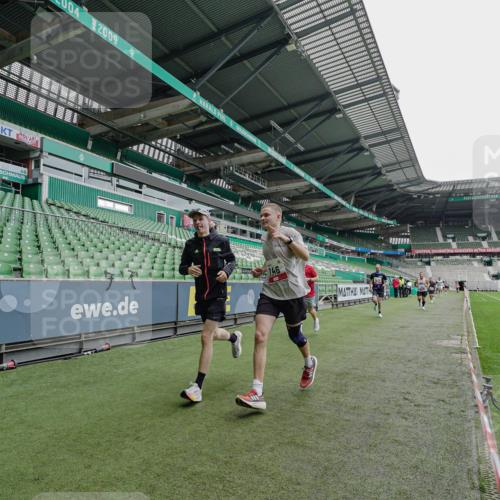 05.10.2025 - 20. swb-Marathon Bremen Michael Burmester http://msf.ph/oto/9228452 05.10.2025 12:32:49 Laufen im Stadion 369, 569, 650, 664, 746, 850, 908, 1093, 1494, 1665, 1928, 2033, 2682, 141, 938, 1093 meine-sportfotos.de