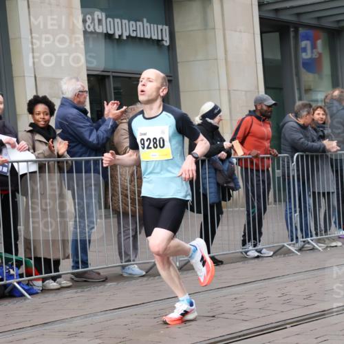 05.10.2025 - 20. swb-Marathon Bremen Strokosch-Dieckow http://msf.ph/oto/9228456 05.10.2025 10:32:25 Ziel 9280, 9996, 11730, 9280, 9996, 11730 meine-sportfotos.de