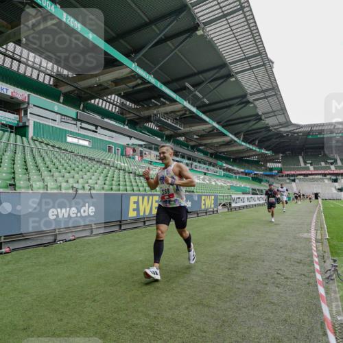 05.10.2025 - 20. swb-Marathon Bremen Michael Burmester http://msf.ph/oto/9228472 05.10.2025 12:32:54 Laufen im Stadion 218, 369, 650, 664, 746, 850, 908, 1494, 1617, 1913, 1928, 2033, 2682, 4251, 6957, 141, 569, 938, 1093, 1665 meine-sportfotos.de