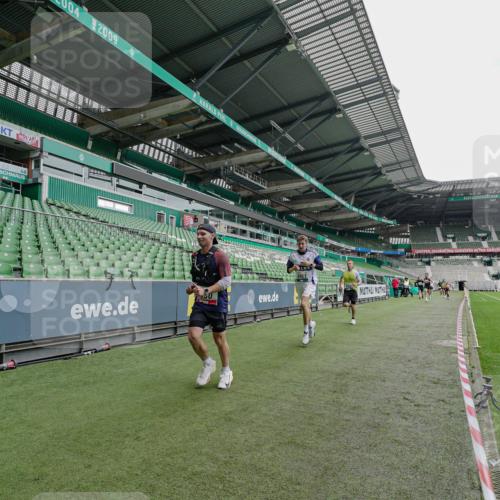 05.10.2025 - 20. swb-Marathon Bremen Michael Burmester http://msf.ph/oto/9228478 05.10.2025 12:32:57 Laufen im Stadion 121, 218, 369, 650, 664, 746, 850, 908, 1494, 1617, 1913, 1928, 2033, 2267, 2682, 4251, 6957, 8582, 141, 569, 938, 1093, 1665 meine-sportfotos.de