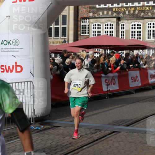05.10.2025 - 20. swb-Marathon Bremen Yannick Fuchs http://msf.ph/oto/9228479 05.10.2025 10:58:57 Ziel 9346, 9349, 9540, 10080, 10263, 10560, 10561, 11290, 11483, 11651 meine-sportfotos.de