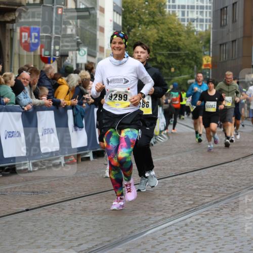 05.10.2025 - 20. swb-Marathon Bremen Strokosch-Dieckow http://msf.ph/oto/9228484 05.10.2025 10:50:35 Ziel 9267, 9299, 9337, 9578, 9986, 10199, 10251, 11062, 11451, 11466 meine-sportfotos.de
