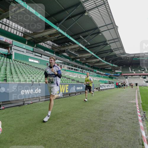 05.10.2025 - 20. swb-Marathon Bremen Michael Burmester http://msf.ph/oto/9228487 05.10.2025 12:32:58 Laufen im Stadion 121, 218, 369, 650, 664, 746, 850, 908, 1494, 1617, 1913, 1928, 2033, 2267, 2682, 4251, 6957, 8582, 141, 569, 938, 1093, 1665 meine-sportfotos.de